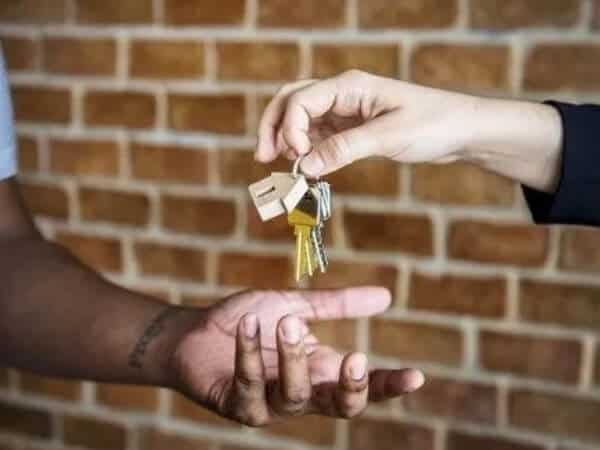 Rent an apartment in Sofia 9 A real estate owner gives to a tenant the keys of an apartment to rent in Sofia.