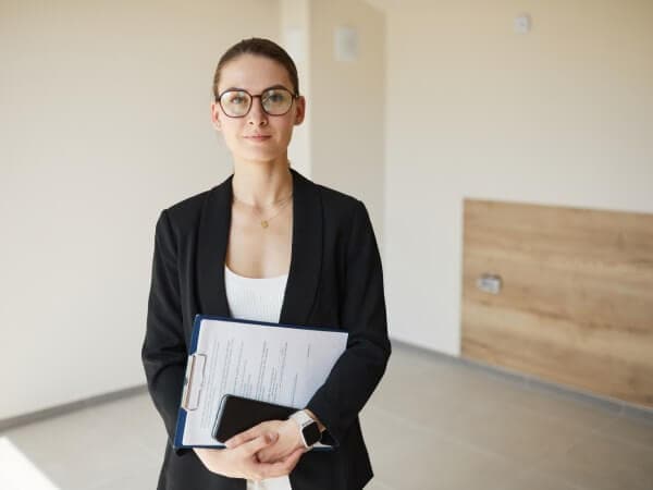 Properties for Rent in Sofia 17 A female real estate agent in a property to rent in Sofia.