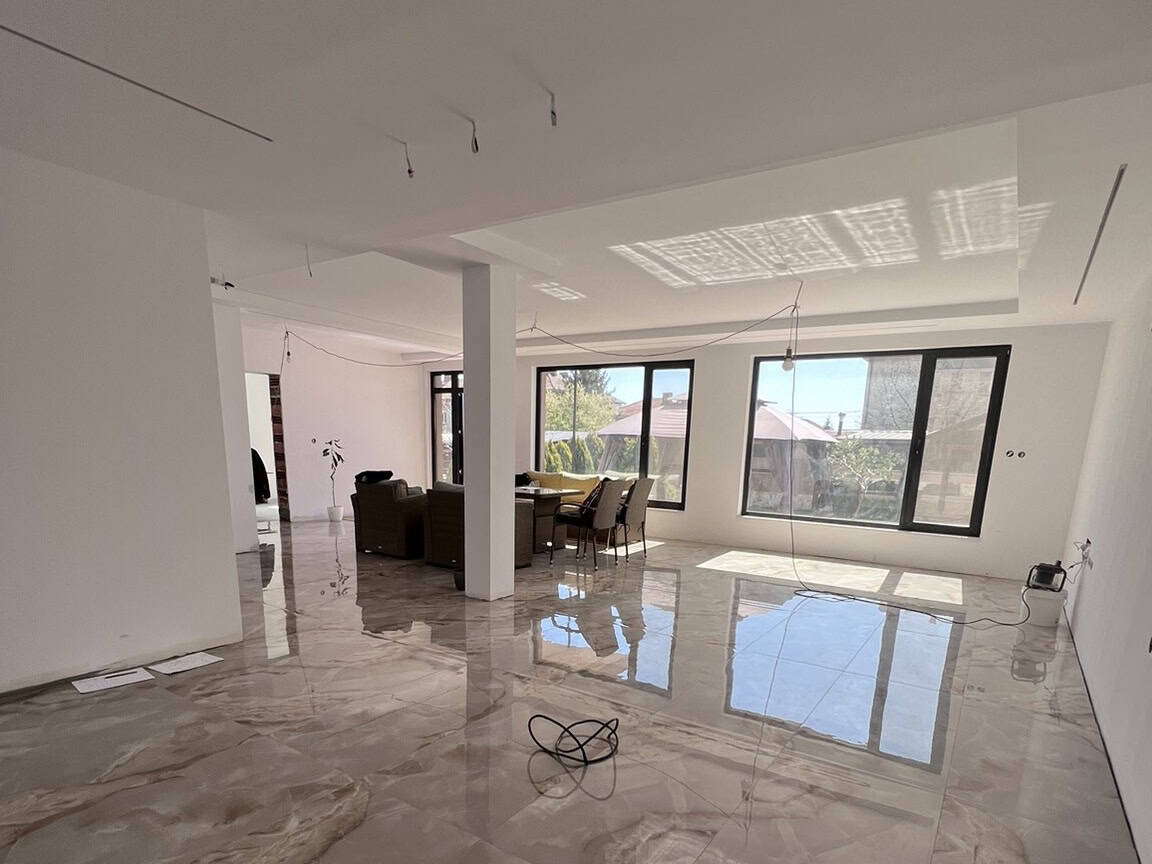 незавършен хол 