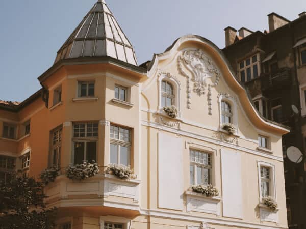 Красива сграда с апартаменти в България