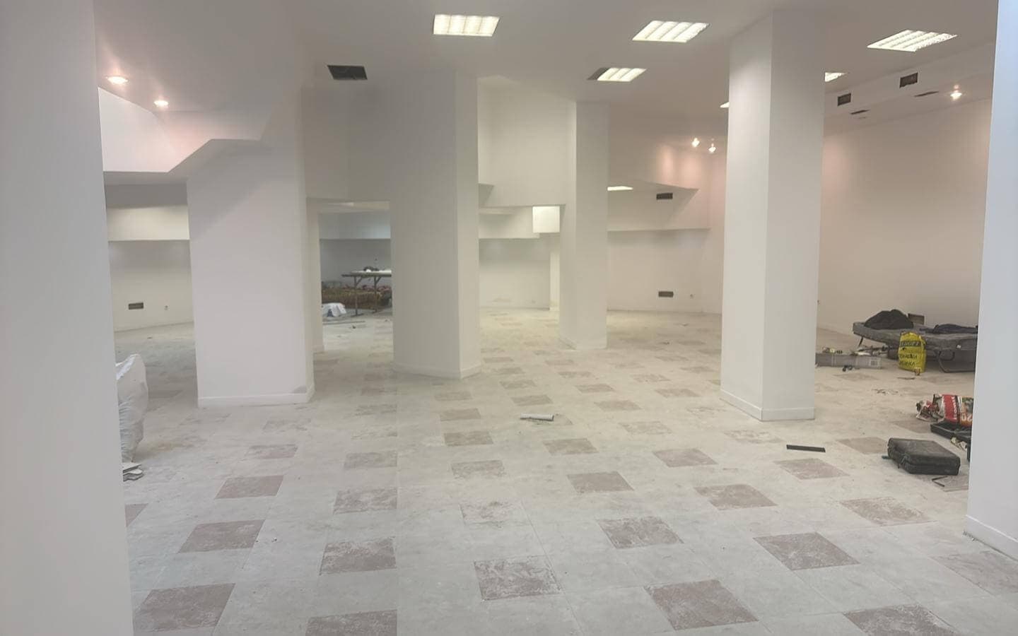 Магазин за продажба в София, център. Бели стени с под от плочки, и луминисцентно осветление