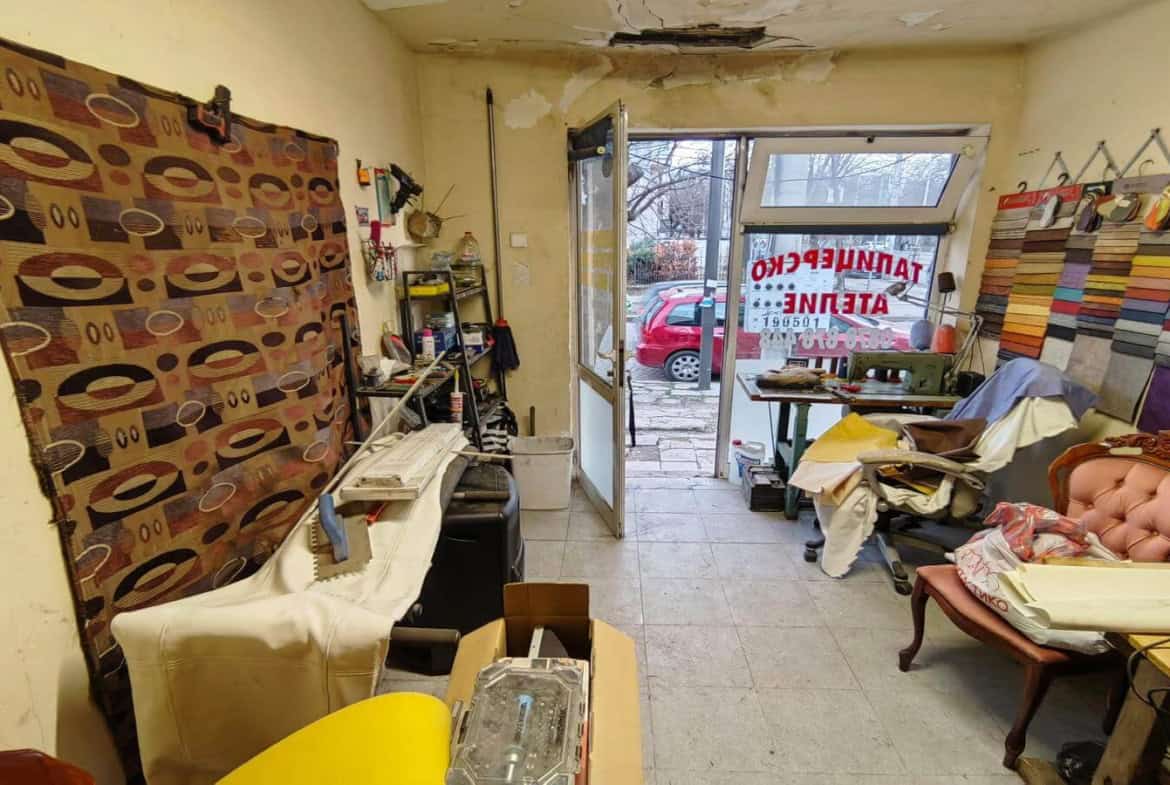 Shop for rent in Sofia, Zona B-19 with fabrics and a broken ceiling