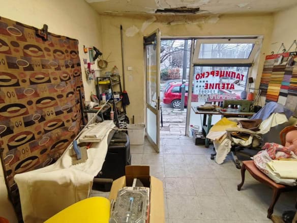 Shop for rent in Sofia, Zona B-19 with fabrics and a broken ceiling
