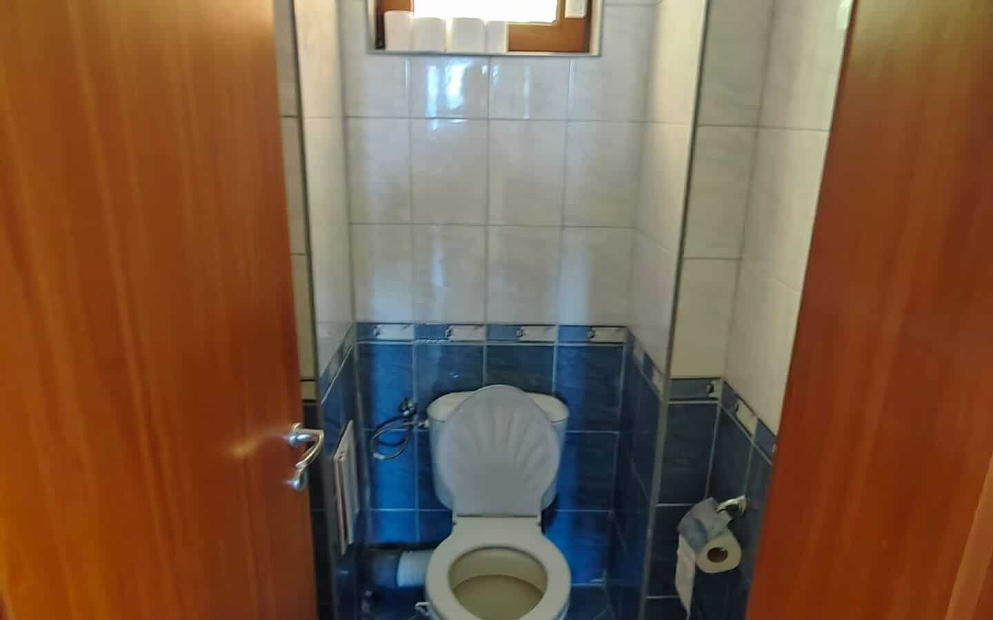 tristaen-apartament-prodajba-zlatni-pqsaci-4 Тесен санитарен възел с тоалетна и малък прозорец.