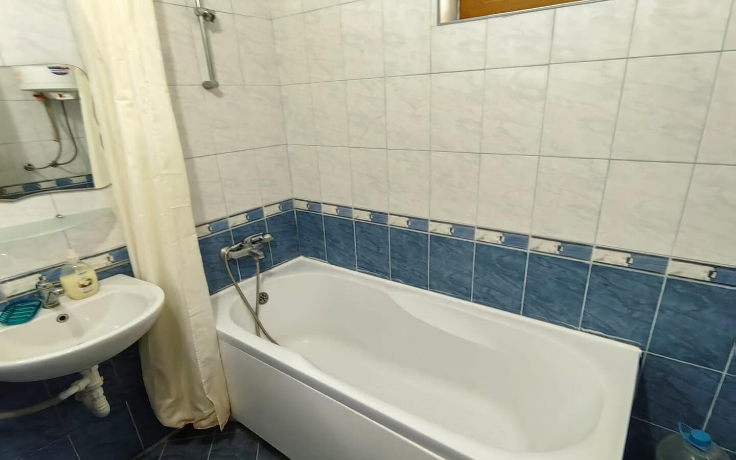 tristaen-apartament-prodajba-zlatni-pqsaci-6 Баня с бяла вана и синьо-бели плочки.