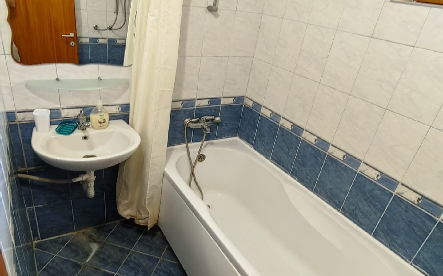 tristaen-apartament-prodajba-zlatni-pqsaci-7 Баня с бяла вана и синьо-бели плочка.