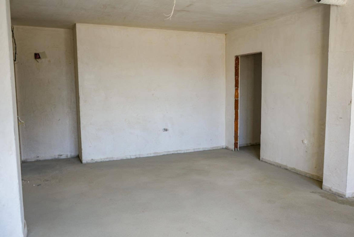 Стая на шпакловка и замазка от четиристаен апартамент за продажба в Манастирски ливади.