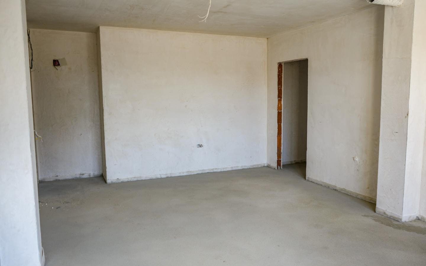 Стая на шпакловка и замазка от четиристаен апартамент за продажба в Манастирски ливади.