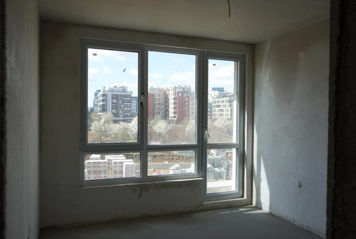 Стая с прозорец на шпакловка и замазка от четиристаен апартамент за продажба в Манастирски ливади.