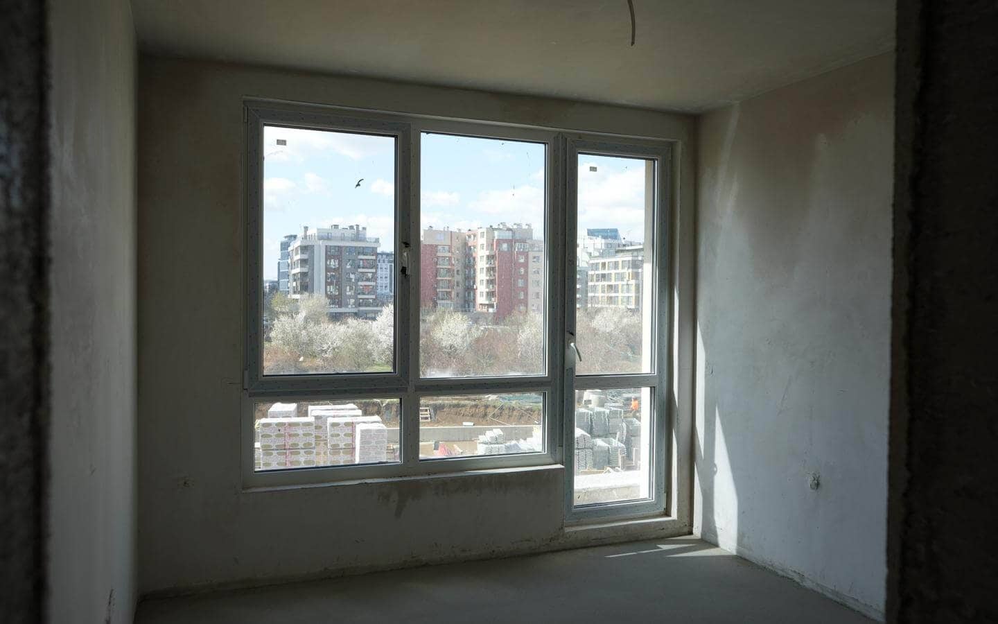 Стая с прозорец на шпакловка и замазка от четиристаен апартамент за продажба в Манастирски ливади.