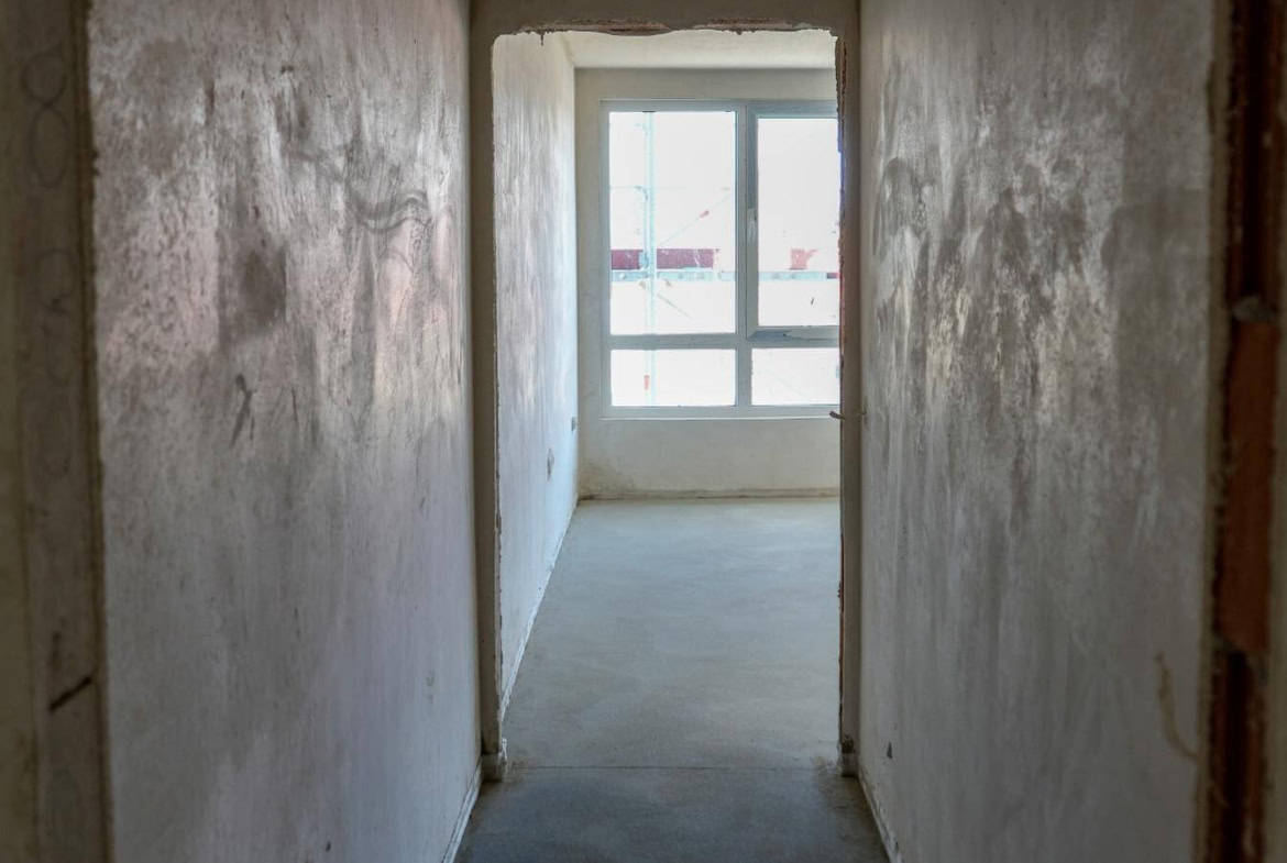 Коридор на шпакловка и замазка от четиристаен апартамент за продажба в Манастирски ливади.