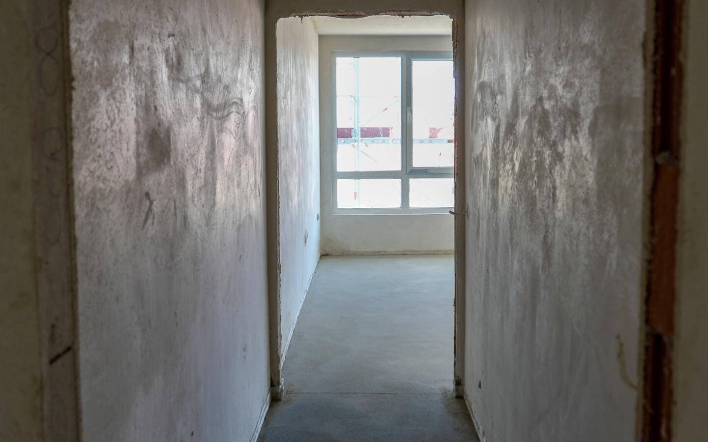 Коридор на шпакловка и замазка от четиристаен апартамент за продажба в Манастирски ливади.