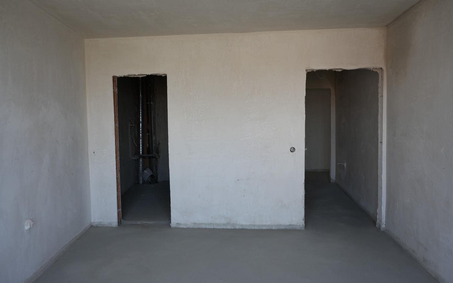 Стая на шпакловка и замазка от четиристаен апартамент за продажба в Манастирски ливади.