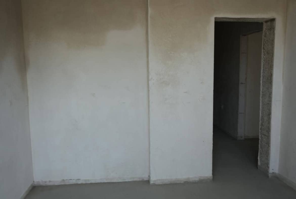 Стая на шпакловка и замазка от четиристаен апартамент за продажба в Манастирски ливади.