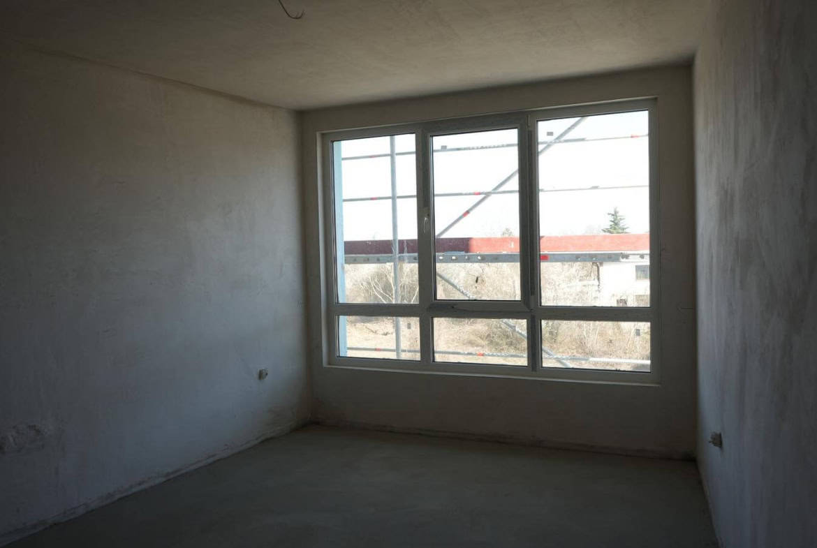 Стая с прозорец на шпакловка и замазка от четиристаен апартамент за продажба в Манастирски ливади.