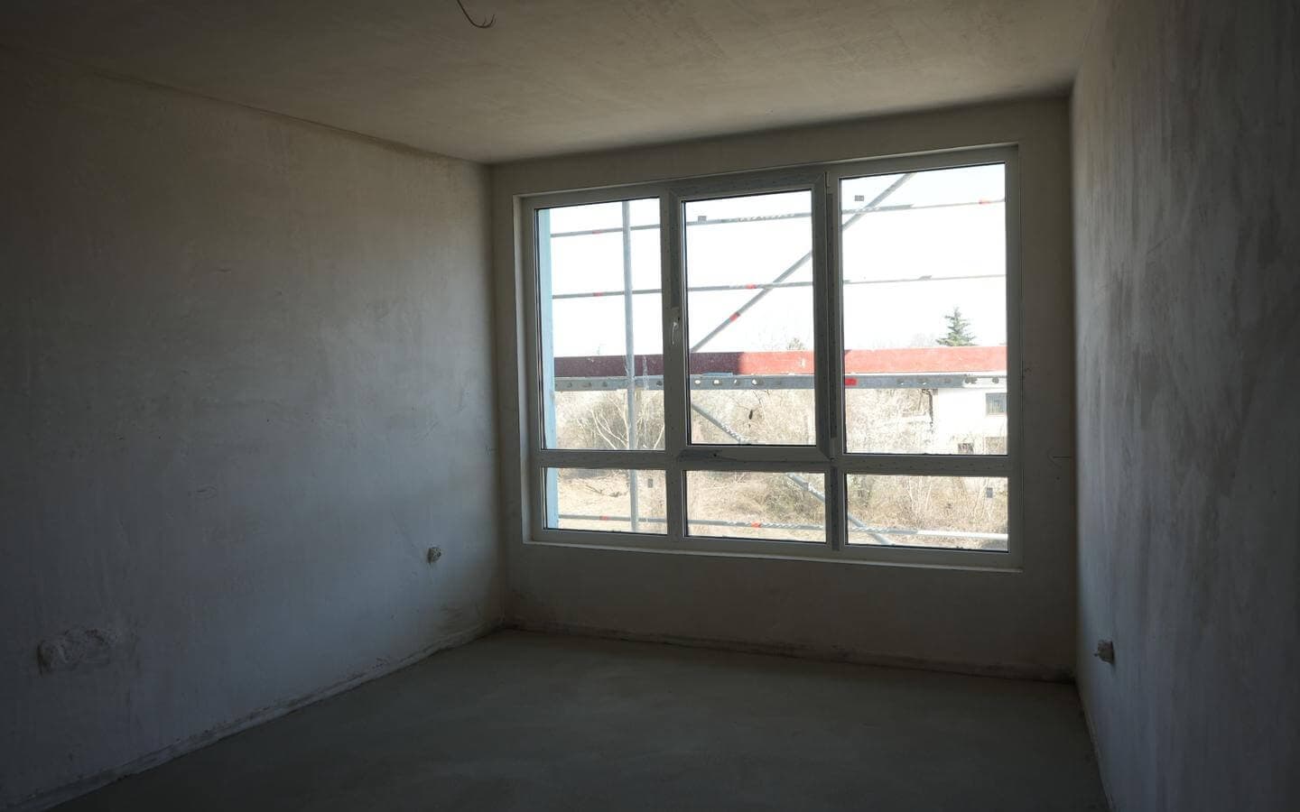 Стая с прозорец на шпакловка и замазка от четиристаен апартамент за продажба в Манастирски ливади.