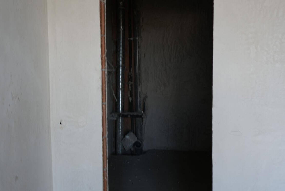 Стая на шпакловка и замазка от четиристаен апартамент за продажба в Манастирски ливади.