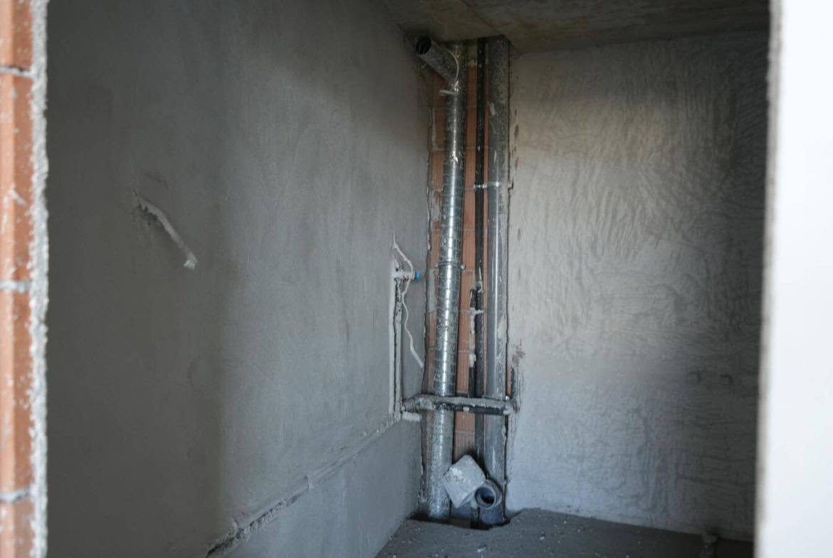 Стая на шпакловка и замазка от четиристаен апартамент за продажба в Манастирски ливади.