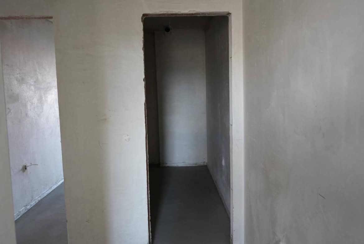 Стая на шпакловка и замазка от четиристаен апартамент за продажба в Манастирски ливади.