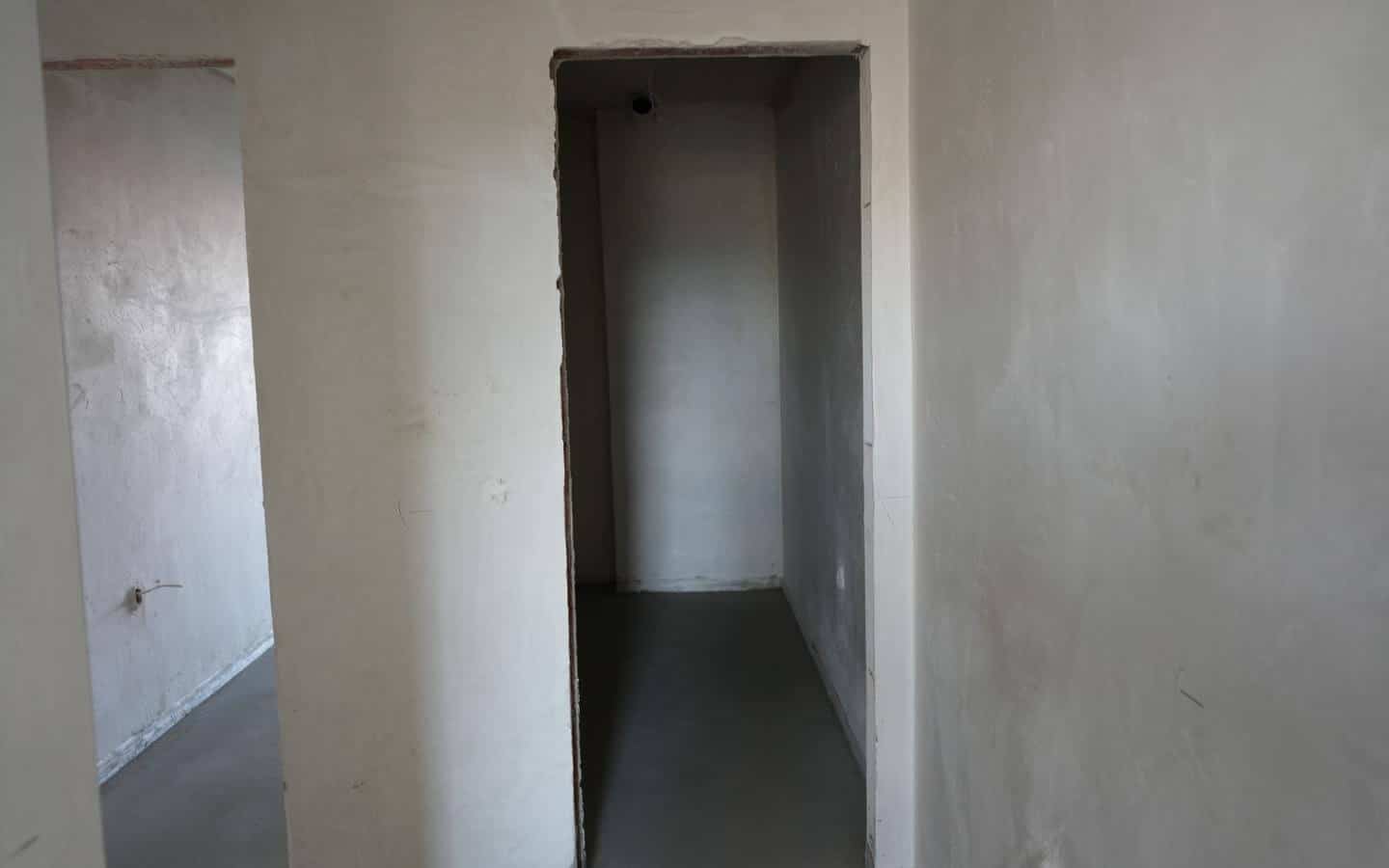 Стая на шпакловка и замазка от четиристаен апартамент за продажба в Манастирски ливади.