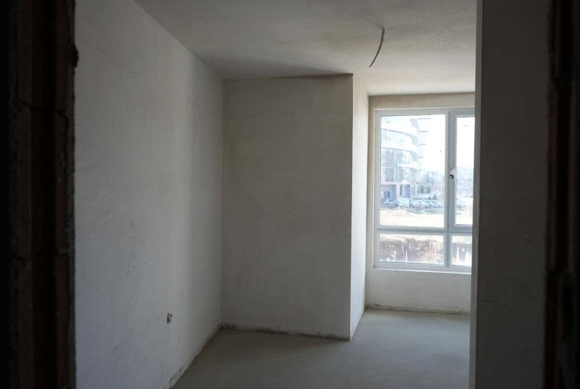 Стая на шпакловка и замазка от четиристаен апартамент за продажба в Манастирски ливади.