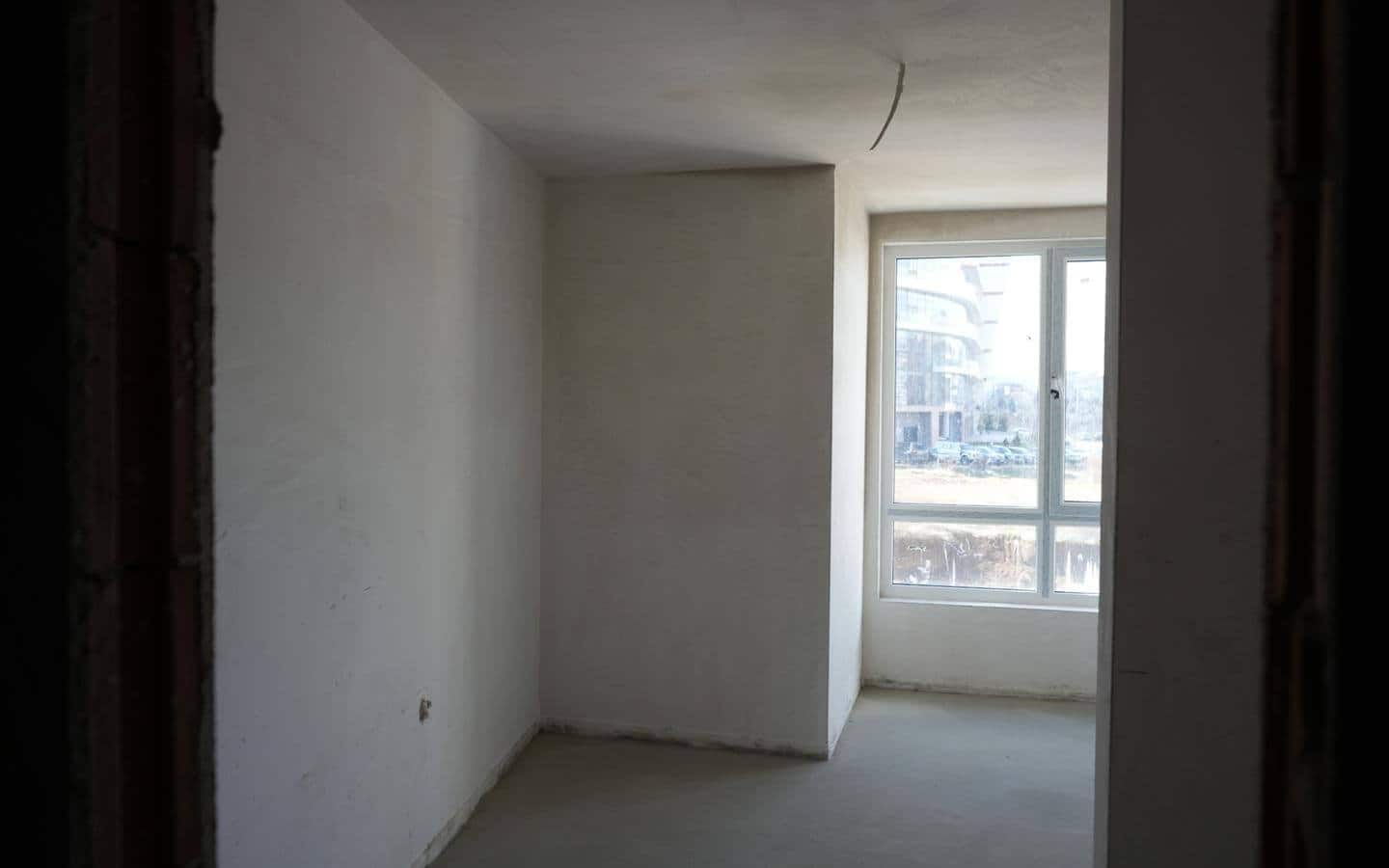 Стая на шпакловка и замазка от четиристаен апартамент за продажба в Манастирски ливади.