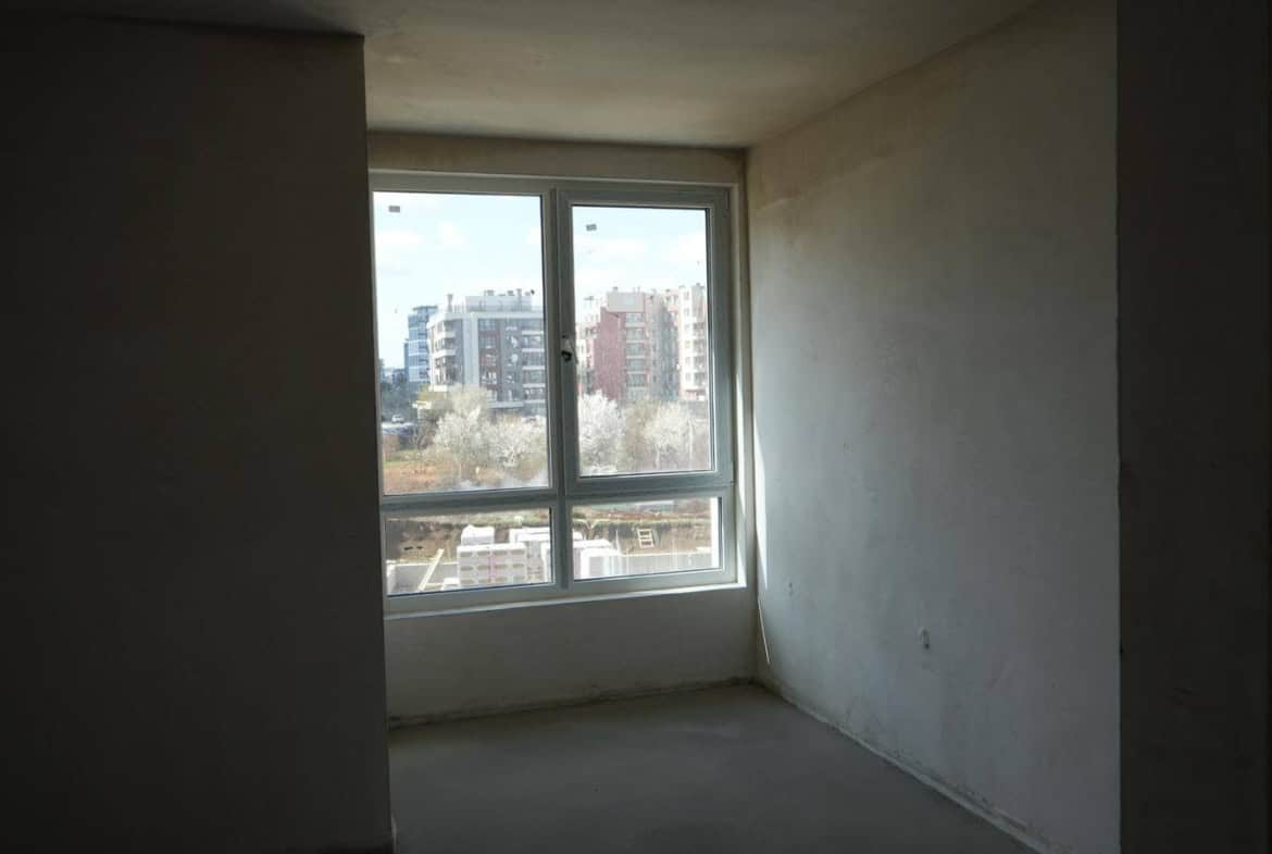 Стая с прозорец на шпакловка и замазка от четиристаен апартамент за продажба в Манастирски ливади.