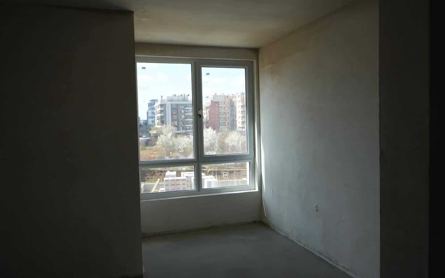 Стая с прозорец на шпакловка и замазка от четиристаен апартамент за продажба в Манастирски ливади.