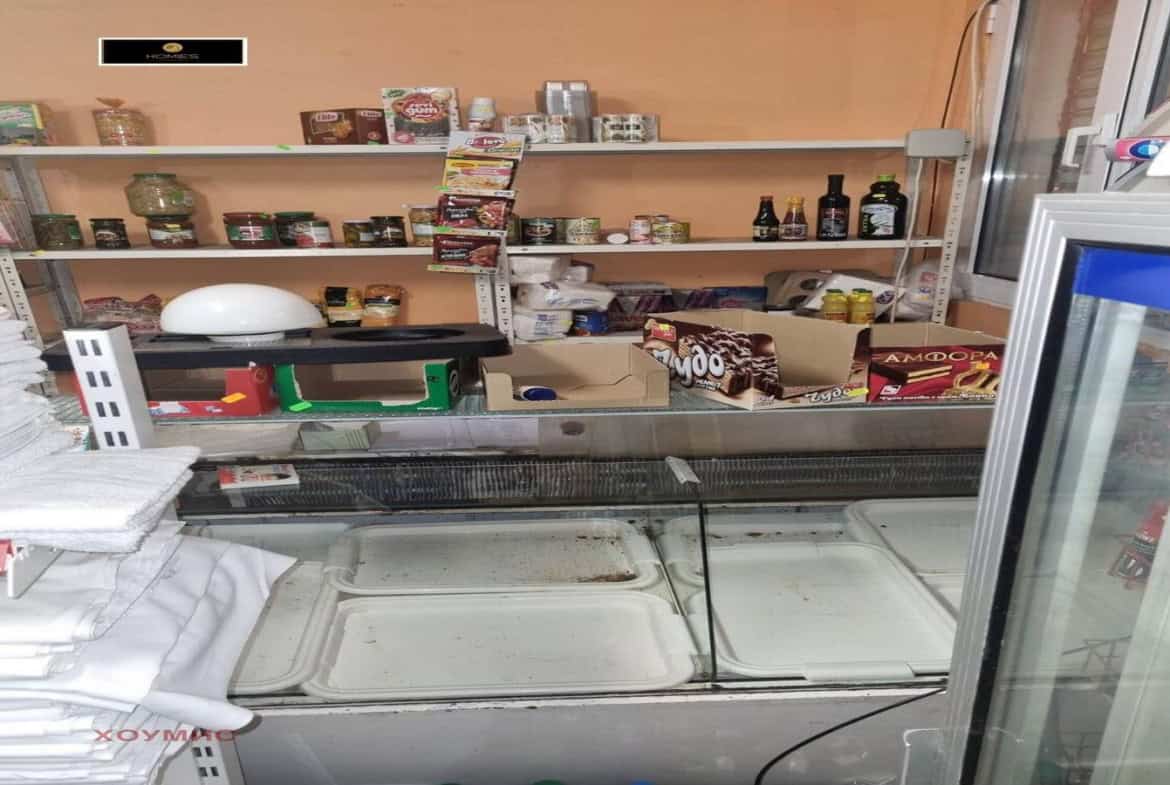 Празен хладилник в магазин за продажба в Стария град, Несебър.