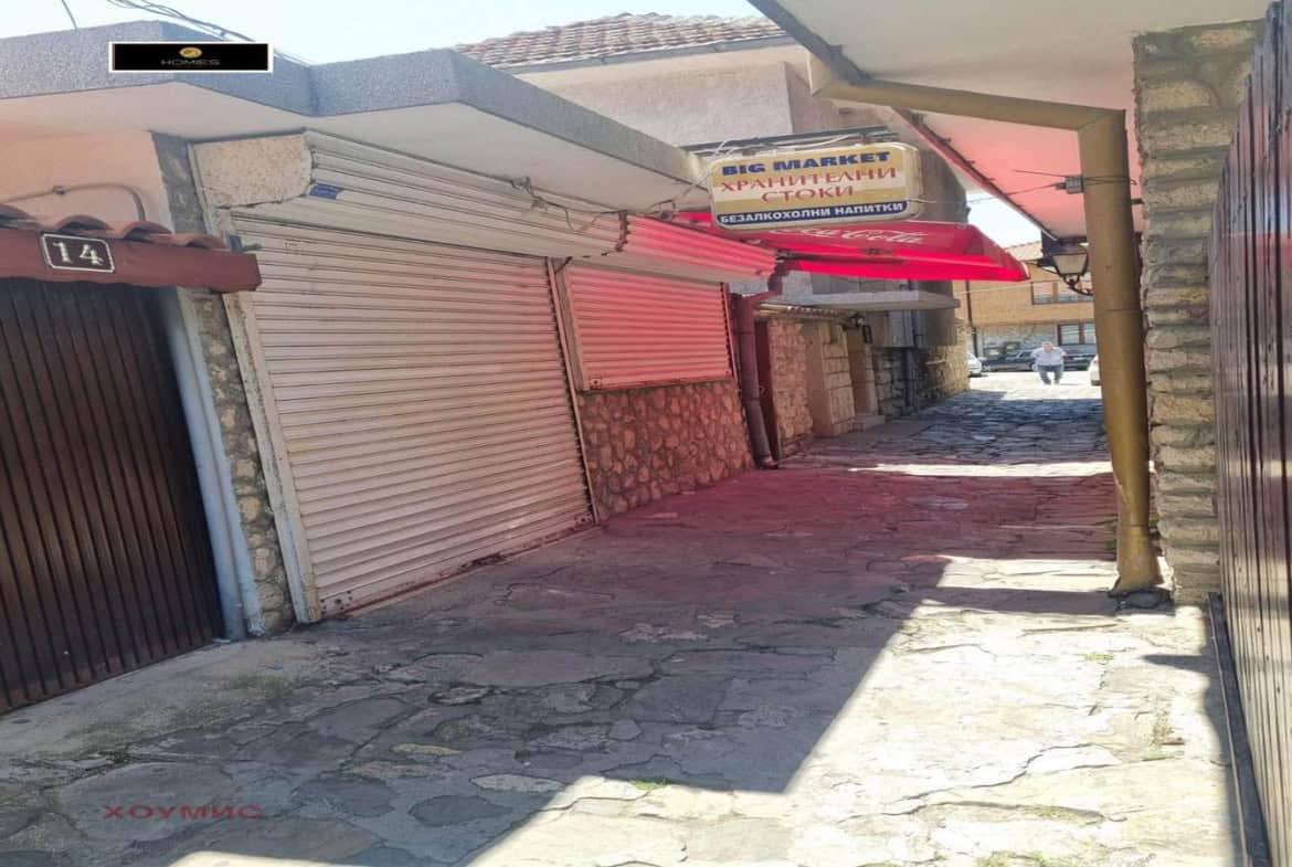 Изглед отпред на магазин за продажба в Стария град, Несебър.