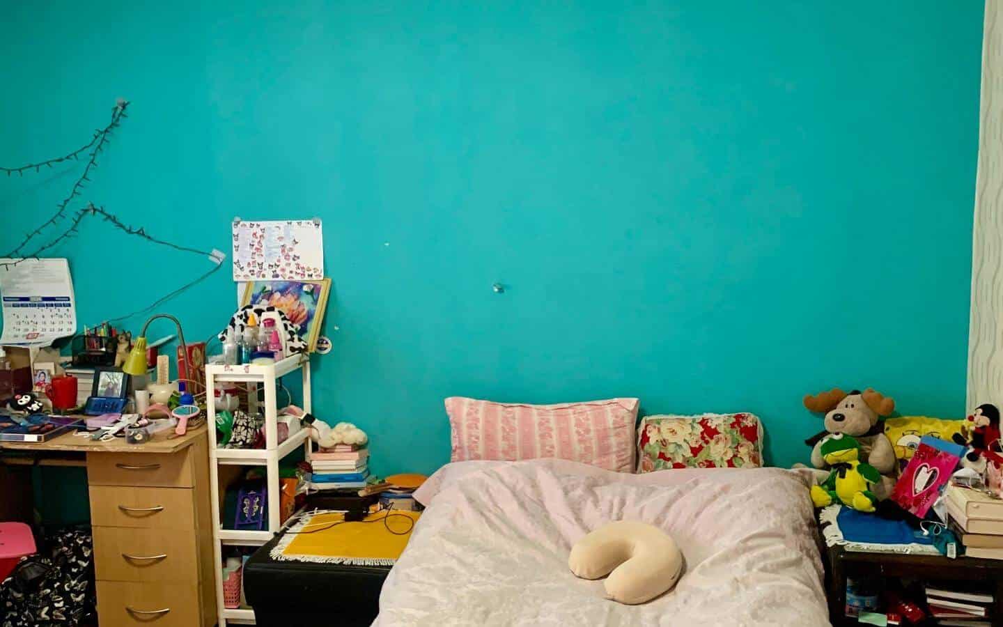 kushta-prodajba-kostinbrod-sofia-6 Спалня с тюркоазени стени, обилно украсена с играчки и лични вещи.
