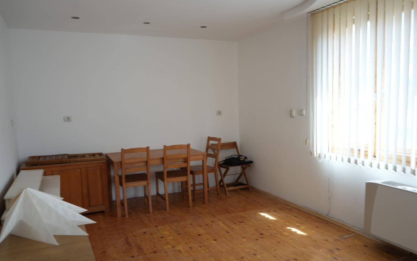 kushta-za-prodajba-kostenec-veranda-3 Просторна и светла всекидневна с дървен под, маса и столове.