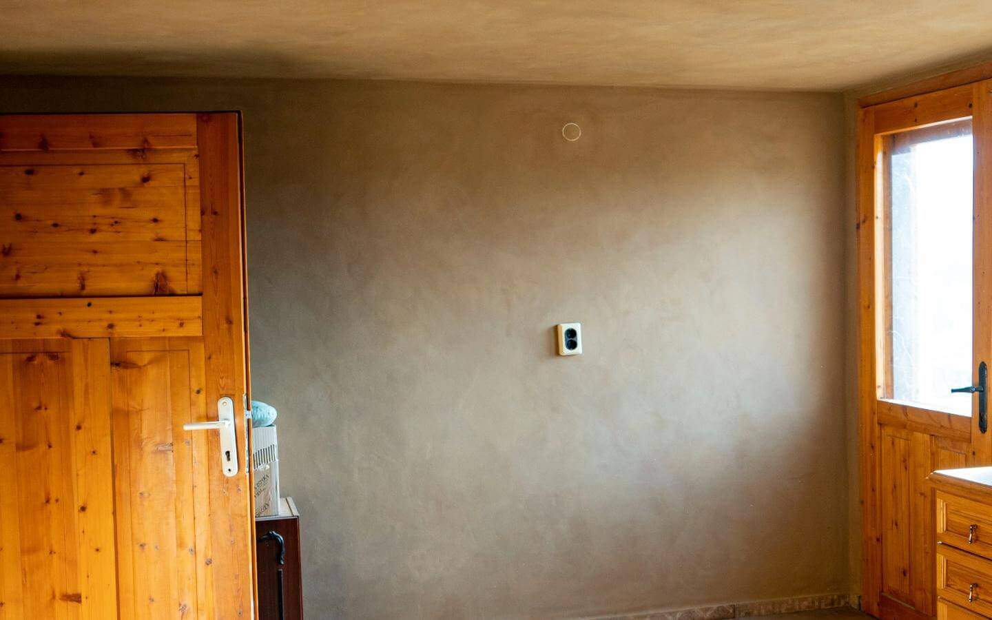 kushta-za-prodajba-kostenec-veranda-7 Просторна стая със светли стени и рустик мебели.