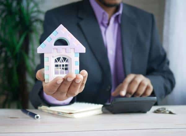 Продажба на имоти в България 21 Брокер на недвижими имоти с малка къща