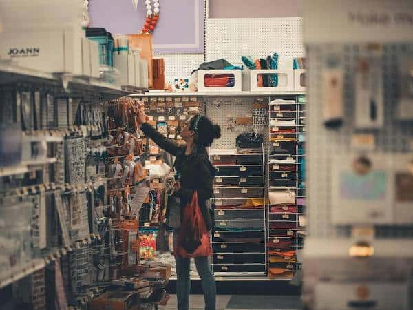 продажба магазин 5 Клиент пазарува в нов магазин в център