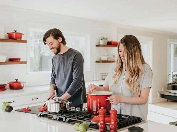 Двойка готви в къща под наем