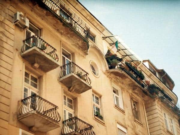 Имоти под наем в България 9 Жълта сграда с имоти под наем в центъра на София