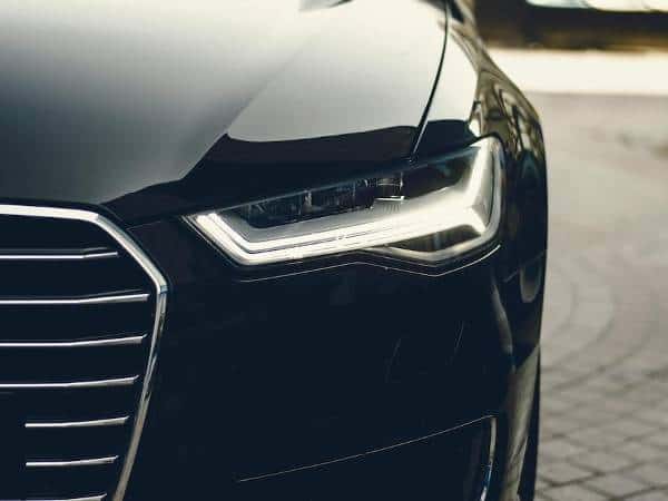 гараж под наем 6 Нова черна кола на която й трябва гараж