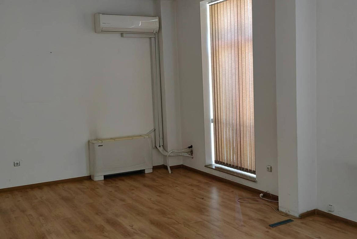 Празна стая с климатик и щори от офис под наем в София до Централни хали.