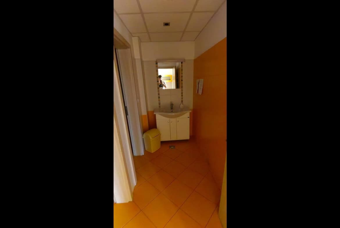 Малка баня с мивка и огледало от офис под наем в София до Централни хали.