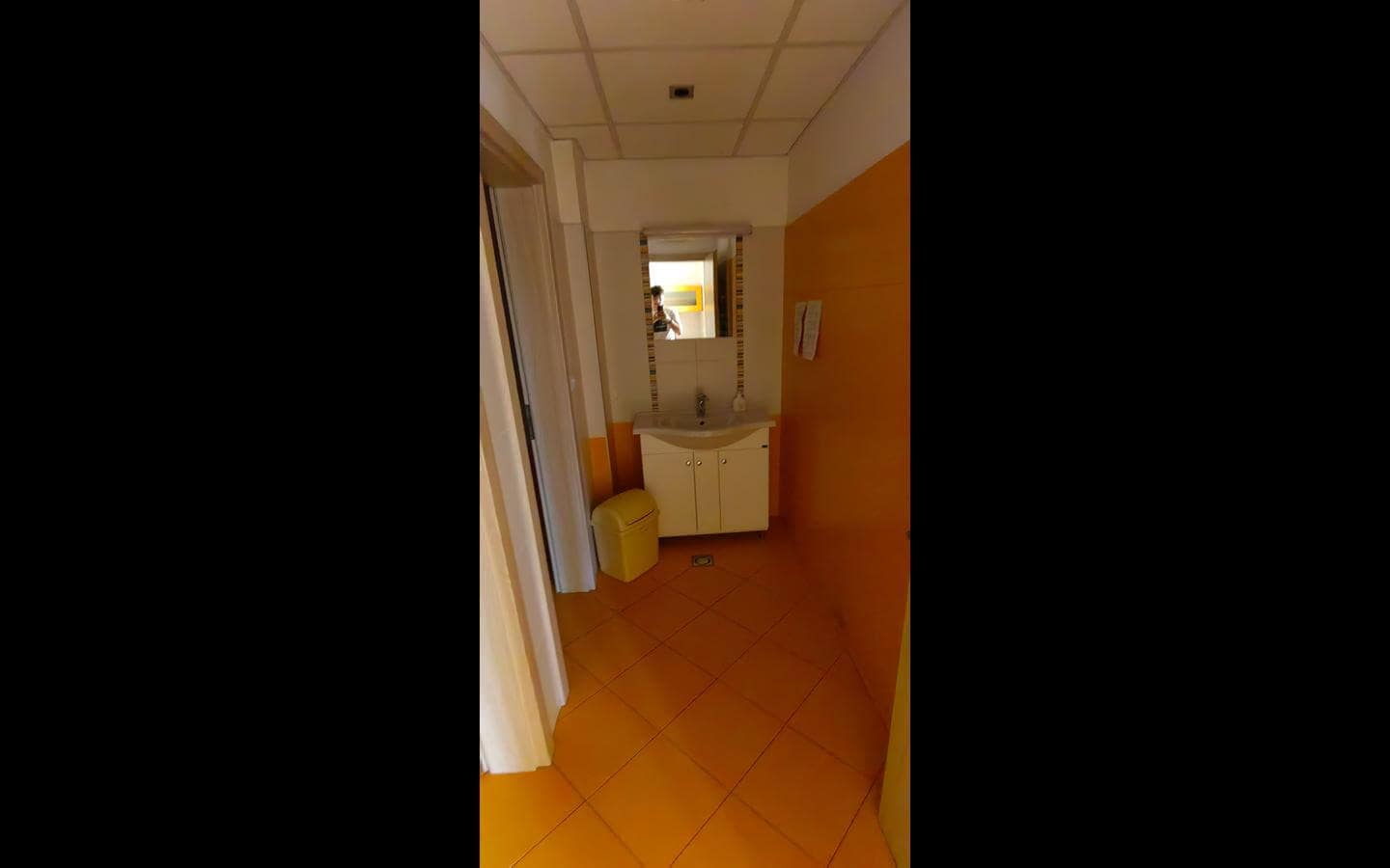 Малка баня с мивка и огледало от офис под наем в София до Централни хали.