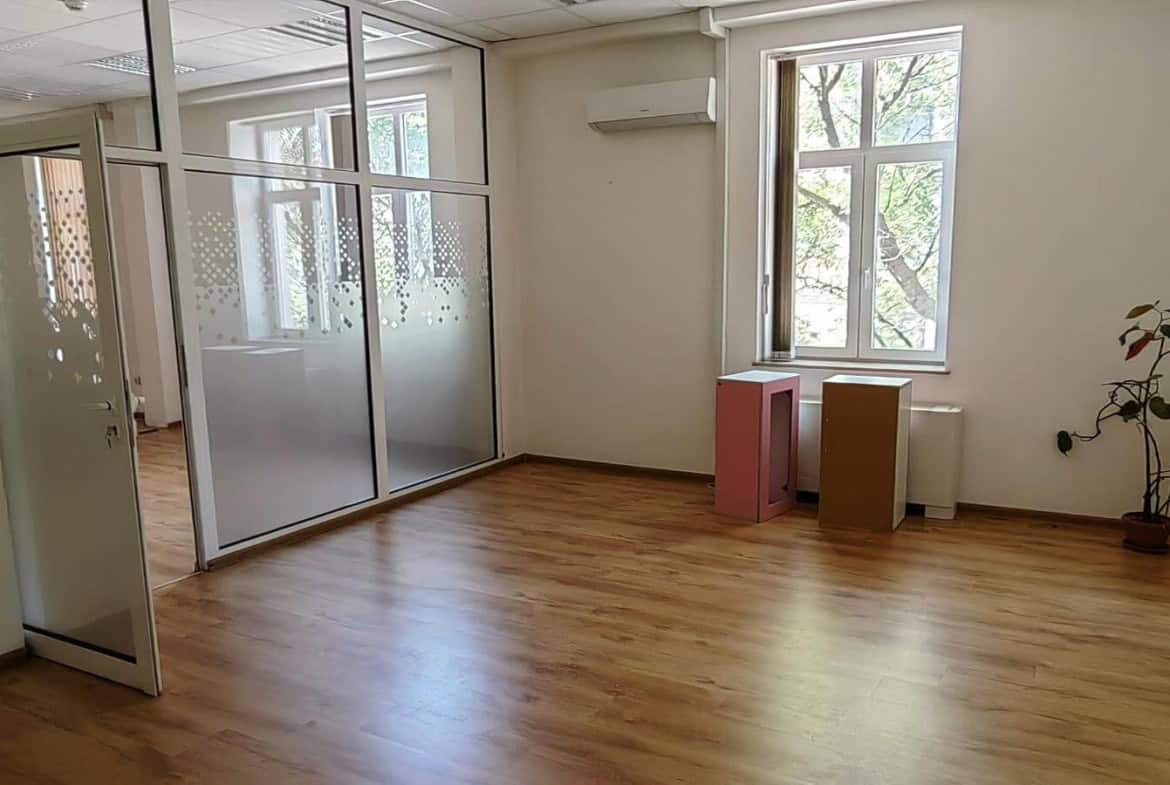 Празна стая с прозорец и стъклена преграда от офис под наем в София до Централни хали.