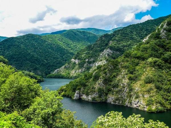 купувам парцел 6 Купувам парцел земя близо до река в планината