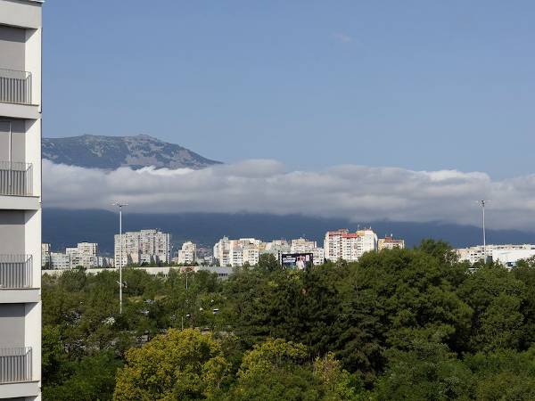Apartments for rent in Bulgaria 6 Изглед към София и Витоша с модерни сгради