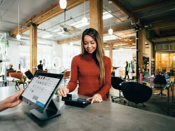 Жена плаща с ПОС терминал в магазин за продажба София