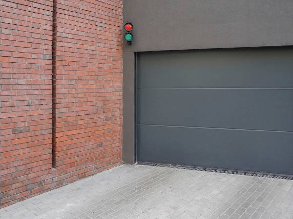Garages for rent in Bulgaria 3 The closed door of a modern garage in Bulgaria.