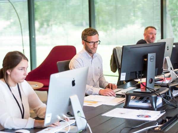 Индивиди работещи в офис за продажба София