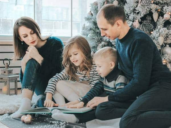 Семейство по време на Коледа в нова купена къща