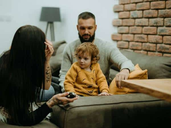 Семейство в нов апартамент за продажба