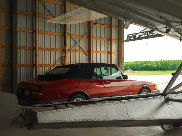 Garages for rent in Bulgaria 1 A vintage car in a garage for rent in Bulgaria.
